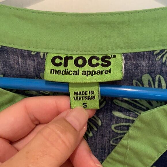 Who knew Crocs made scrubs? S - Picture 2 of 3